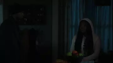 JABHard Fro Circle Crop Hoodie porté par Lynae (Zaria Imani Primer) comme on le voit dans The Chi (S06E03)