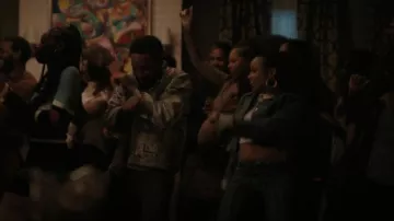 Anne Isabella Laser Stripe Raw Edge Wide Leg Jeans portés par Tiffany (Hannaha Hall) comme on le voit dans The Chi (S06E03)