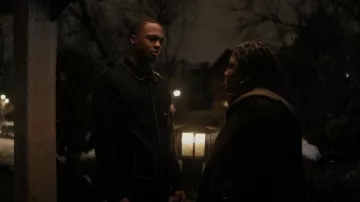 Chemise Supreme Contrast Stitch Button Up portée par Bakari (Ahmad Nicholas Ferguson) comme on le voit dans The Chi (S06E03)