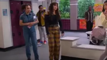Bershka Check Pantalon slim en jaune porté par Havoc (Isabella Pappas) comme on le voit dans The Villains of Valley View (S02E08)