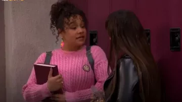 Sandro Leeloo Pull Smiley Croppeded porté par Hartley (Kayden Muller-janssen) vu dans The Villains of Valley View (S02E09)