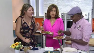 Ulla Johnson Candace Ruffled Midi-Dress usado por Jenna Bush Hager como se ve en Today with Hoda & Jenna el 22 de agosto de 2023