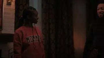 Mamasentials Mommin Sweat-shirt porté par Kiesha Williams (Birgundi Baker) vu dans The Chi (S06E03)