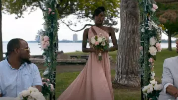 Robe Infinity Rose poussiéreuse Robe Infinity Multiway portée par Kiesha Williams (Birgundi Baker) vue dans The Chi (S03E01)
