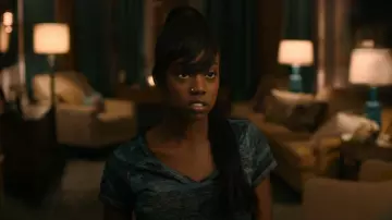 Lucky Brand Camo Burnout Tee porté par Kiesha Williams (Birgundi Baker) vu dans The Chi (S03E01)