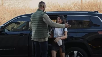 Reformation Recropped Classic Crew Tee usado por Kesun Lee como se ve en Swiping America (S01E01)