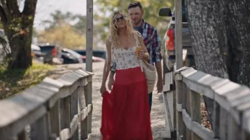 Falda Roma de la Reforma usada por Reagan Baker como se ve en Swiping America (S01E04)