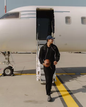 Sombrero Dior azul marino usado por Kyle Kuzma en la cuenta de Instagram @kuz