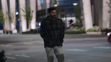 LL Bean Plaid Relaxed Fit Zip Up Flannel Hoodie porté par Kris Kelkar comme vu dans Swiping America (S01E07)
