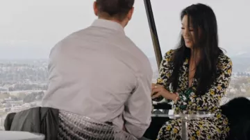 Proenza Schouler Robe à col en V Wildflower portée par Kesun Lee comme on le voit dans Swiping America (S01E07)