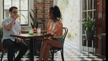 Blusa recortada con encaje Rixo Yasmin usada por Kesun Lee como se ve en Swiping America (S01E04)