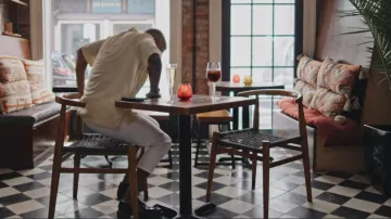 Mocasines con el logotipo del Triángulo de Prada usados por Ash Warren como se ve en Swiping America (S01E04)