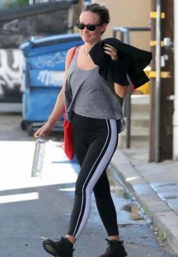 Ray-Ban Original Wayfarer 2140 Gafas de sol en negro usadas por Olivia Wilde en Los Angeles Post el 23 de agosto de 2023