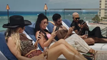 Jacquemus La Riviera Larga Pantalones usados por Kesun Lee como se ve en Swiping America (S01E08)