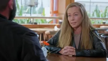 Bar Iii Chaqueta de mujer Purple Flyaway Chaqueta de cuero sintético Deep Merlot usada por Kendra Wilkinson como se ve en Kendra Sells Hollywood (S02E04)