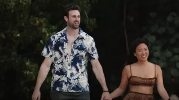 Camisa hawaiana Palmwave usada por Ryan Espiritu como se ve en Swiping America (S01E08)