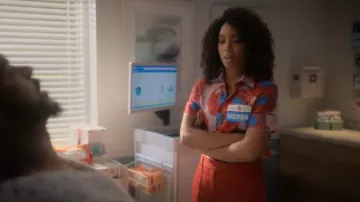Marni Abstract-Print camisa recortada usada por Zoey Johnson (Yara Shahidi) como se ve en grown-ish (S06E09)