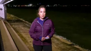 Chaqueta Columbia Switchback III en cereza negra usada por Mireya Villarreal como se ve en Good Morning America el 23 de agosto de 2023