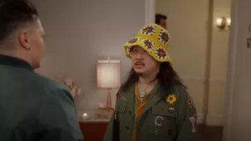 Tory Burch Crochet-Knit Bucket Hat usado por Jackie Nee (Bobby Lee) como se ve en And Just Like That... (S02E11)