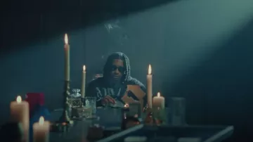 Amiri Black Preemo Records Pull porté par Digga D dans Kindness For Weakness (Clip officiel)