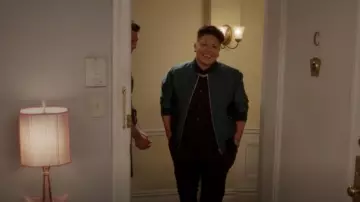 Gucci Reversible Quilted Satin Jacket porté par Che Diaz (Sara Ramirez) comme on le voit dans And Just Like That... (S02E11)