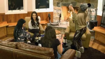 Nike Dunk Sky High Sneaker Boot Olive Green usada por Nicole Polizzi como se ve en Jersey Shore: Family Vacation (S06E21)