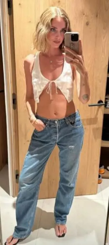 Chaleco Are You Am I Kih usado por Chiara Ferragni en su historia de Instagram el 23 de agosto de 2023