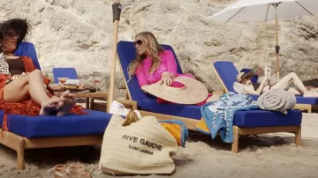 Hermès Canoe H Beach Serviette utilisée par Carrie Bradshaw (Sarah Jessica Parker) comme on le voit dans And Just Like That... (S02E11)
