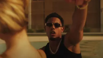 Moschino Gold & Black Lunettes de soleil en métal angulaire portées par Myke Towers à Bajo El Sol (Video Oficial)