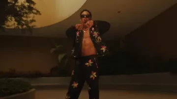 Bode Black & Multicolor Flower Sequin Pantalones usados por Myke Towers en Bajo El Sol (Video Oficial)