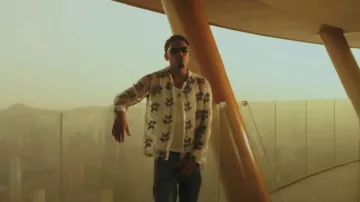 Loewe White Anagram Ribbed Tank Top porté par Myke Towers à Bajo El Sol (Video Oficial)