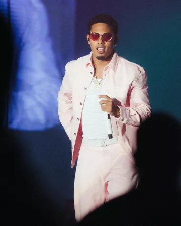 Gafas de sol Gucci Gold & Pink Heart usadas por Myke Towers en su cuenta de Instagram @myketowers