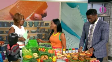 Alice + Olivia Rossi Colorblock Top usado por Elizabeth Werner como se ve en CBS Mornings el 22 de agosto de 2023