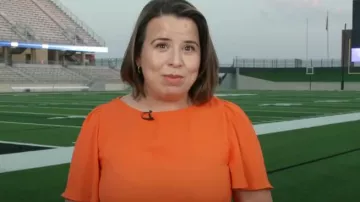 Ann Taylor Mixed Media Angel Sleeve Top In Summer Orange usado por Andrea Lucia como se ve en CBS Mornings el 25 de agosto de 2023