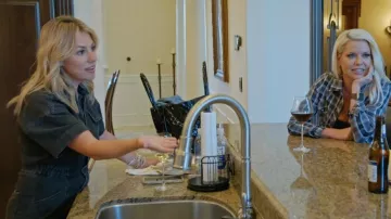 Free People Marci Combinaison portée par Jessica Hall vue dans Kendra Sells Hollywood (S02E05)