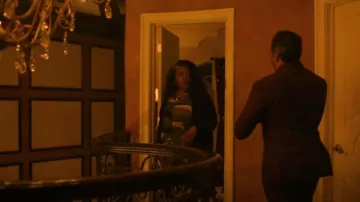 Issey Miyake Doro Robe midi plissée portée par Savitri Mahabir (CCH Pounder) vue dans Full Circle (S01E06)