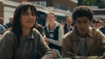 Kit d’équipement Pull porté par Shira Bolitar (Constance Zimmer) vu dans Harlan Coben’s Shelter (S01E04)