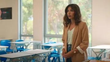 T-shirt H&M Linen porté par Erin Carter (Evin Ahmad) comme on le voit dans Who Is Erin Carter? (S01E02)