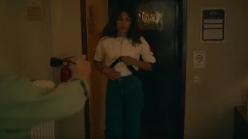 Pantalones Sézane Augusto Denim usado por Erin Carter (Evin Ahmad) como se ve en ¿Quién es Erin Carter? (S01E03)
