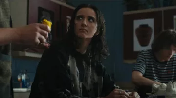 R13 Suéter de leopardo blanqueado gris usado por Ema Winslow (Abigale Corrigan) como se ve en Harlan Coben's Shelter (S01E03)