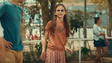 Sweatshirt Café Sproet et Sprout Summer Camp porté par Harper (Indica Watson) comme on le voit dans Who Is Erin Carter? (S01E05)