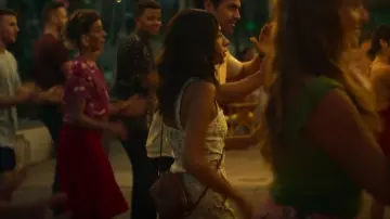 Clare V Marisol Woven Bag porté par Erin Carter (Evin Ahmad) comme on le voit dans Who Is Erin Carter? (S01E05)