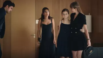 Sandro Rossa Robe en tweed portée par Olivia (Susannah Fielding) comme on le voit dans Who Is Erin Carter? (S01E06)