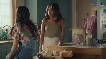 Sézane Magali Top Green porté par Erin Carter (Evin Ahmad) comme on le voit dans Who Is Erin Carter? (S01E06)