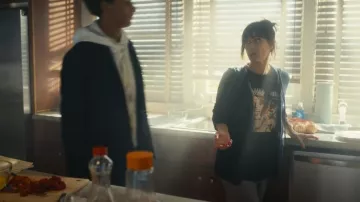 Sweat à capuche Theory Cashmere Zip porté par Shira Bolitar (Constance Zimmer) vu dans Harlan Coben’s Shelter (S01E01)