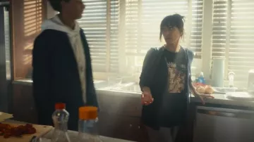 Hole Courtney Love Live Through This 8 Shirt DMN T-Shirt Black porté par Shira Bolitar (Constance Zimmer) vu dans Harlan Coben’s Shelter (S01E01)