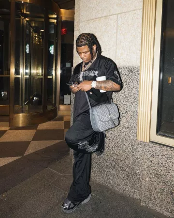 Goyard Grey Belvedere Messenger Bag usado por Rylo Rodriguez en su cuenta de Instagram @rylorodriguez