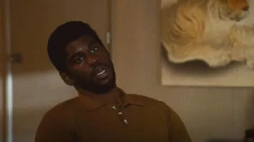 Far Afield Renard Polo de manga corta usado por Magic Johnson (Quincy Isaiah) como se ve en Winning Time: The Rise of the Lakers Dynasty (S02E01)