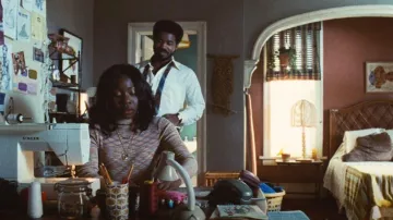 Rachel comey Pacific Top porté par (Tamera Tomakili) comme on le voit dans Winning Time: The Rise of the Lakers Dynasty (S02E01)