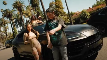 Camiseta Hellstar Black & Neon Green The Future usada por Sugarhill Ddot en el video musical de Shake It